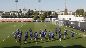 La plantilla del Valencia, ejercitándose hoy en Paterna.