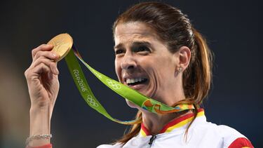Gold medallist Spain's Ruth Beitia stands on the podium for the Women's High Jump Final during the athletics event at the Rio 2016 Olympic Games at the Olympic Stadium in Rio de Janeiro on August 20, 2016. / AFP / Eric FEFERBERG (Photo credit should read