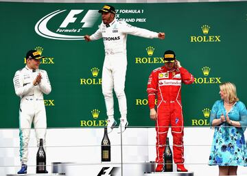 Hamilton celebra en el podio su victoria. Bottas fue sgeundo y Raikkonen tercero.