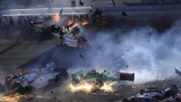 <b>IMAGEN SOBRECOGEDORA. </b>El horrible accidente involucró a quince pilotos, entre ellos, el malogrado Dan Wheldon (77), que aparece a la izquierda de la imagen. Tras la tremenda colisión en serie la pista quedó salpicada de piezas. En la esquina inferior derecha se puede ver cómo quedó el hormigón tras el accidente. La carrera se suspendió.