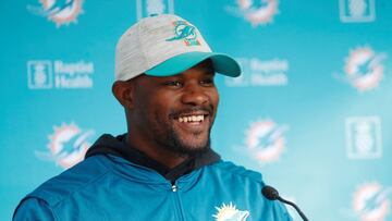 A pesar de que Flores era uno de los finalistas para el cargo de head coach de los Texans, Houston optó por contratar a Lovie Smith.