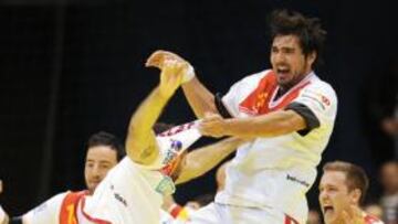 <b>EUFORIA. </b>Maqueda y Cañellas, con Iker Romero y Tomás (en segundo término), de celebración.