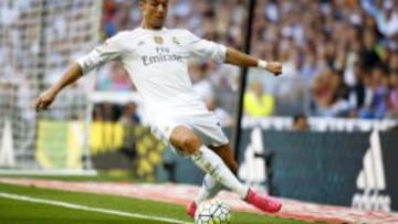 Cristiano salva un balón sobre la línea de fondo en el encuentro ante el Granada.