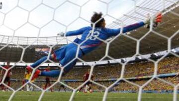 El paradón de Ochoa a remate de Neymar.