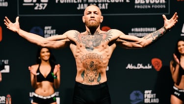 The Notorious es, muy probablemente, la figura deportiva irlandesa más conocida del panorama actual. El de Dublín era campeón del Peso Pluma cuando en el UFC 205 ganó el cinturón del Peso Ligero ante Eddie Álvarez. Por ello, se convirtió en el primer luchador en poseer dos títulos a la vez.
