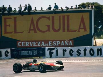 El único piloto que ha logrado ganar la Triple Corona, se subió a lo mas alto del podio del GP de España una vez. Fue en 1968 con Lotus en el Jarama.