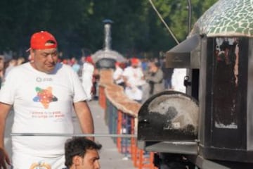 Fotografía facilitada hoy, 19 de mayo de 2016 de una pizza napolitana de dos kilómetros de largo, elaborada para batir el récord del mundo, y colocada a lo largo del paseo marítimo en Nápoles (Italia) ayer. EFE/Ciro Fusco