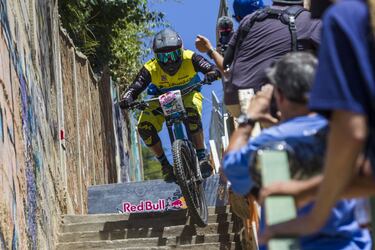 Valparaiso, 11 febrero 2018.
Decimosexta version del Red Bull Valparaiso Cerro Abajo, principal carrera de descenso urbano en Chile, realizada entre calles, escaleras y callejones de la ciudad puerto.
Cristian Rudolffi/Photosport.