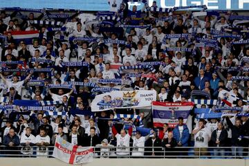 Los seguidores y la plantilla del Leicester han realizado un sentido homenaje a Vichai Srivaddhanaprabha antes del partido ante el Cardiff City.