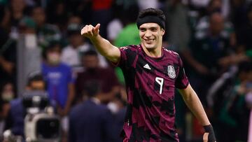 Raúl Jiménez celebra su gol frente a El Salvador en la cancha del Estadio Azteca