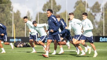 El centrocampista peruano Renato Tapia corre junto a sus compa&ntilde;eros del Celta durante un entrenamiento. 