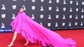 As the Dodgers and Blue Jays battle to break a 2–2 deadlock, two acclaimed singers bring a touch of elegance to Dodger Stadium.