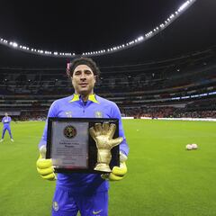 América realiza homenaje a Guillermo Ochoa