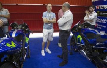 Andrés Iniesta visita los boxes de Yamaha y Honda