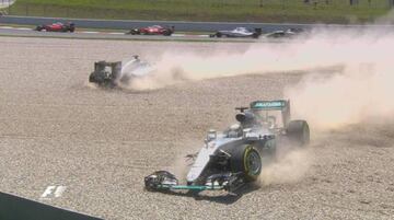 Hamilton y Rosberg en la grava tras tocarse en Barcelona.