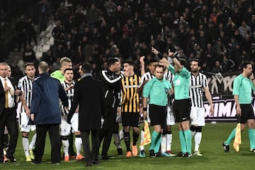 El partido entre PAOK de Salónica y AEK de Atenas de suspendió.