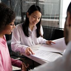 La entrevistadora pregunta “¿Qué agua nunca se agota?” y el joven consigue el trabajo de sus sueños con solo una palabra