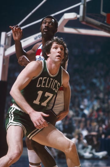 Equipos NBA: Boston Celtics (1962-1978). Ocho veces campeón (dos en los setenta), una vez MVP de las Finales (1974), 13 veces all star (nueve en los setenta). Promedio en su carrera NBA: 20,8 puntos, 6,3 rebotes, 4,8 asistencias. Mejor temporada NBA en los setenta, 1970-71: 28,9 puntos, 9 rebotes, 7,5 asistencias.  El autor del robo más famoso de la historia, el del mítico grito "Havlicek stole the ball!" del narrador Johnny Most en la final del Este de 1965. Hondo es una de las mayores leyendas de los Celtics. Pasó de perfecto Sexto Hombre, rol que depuró Red Auerbach, a líder del junto a Dave Cowens equipo que ganó dos títulos en los años setenta. Jugó 16 años y solo se perdió más de siete partidos en una temporada.