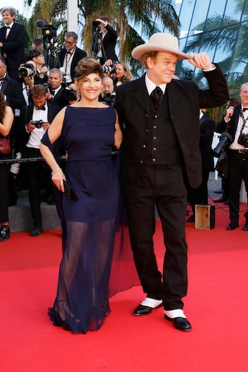 Alison Dickey, a la izquierda, y John C. Reilly posan para los fotógrafos durante la alfombra roja de la ceremonia de entrega de premios.