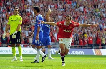 La primera anotación en competencia oficial de Javier Hernández fue ante el Chelsea en la final de la Community Shield 2010. ‘Chicharito’ entró de cambio en el segundo tiempo y a los 76 minutos anotó el segundo tanto de su equipo.