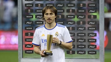 Luka Modric, posando con el trofeo MVP tras derrotar al Athletic en la final de la Supercopa disputada en Arabia.