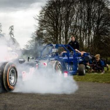 ¿Quién empuja más? Un Red Bull o un equipo de rugby