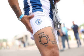 Un aficionado del Pachuca muestra un tatuaje del logo de la Copa Mundial de Clubes de la FIFA antes del partido del grupo H de la Copa Mundial de Clubes de la FIFA 2025 entre el CF Pachuca y el FC Salzburg.