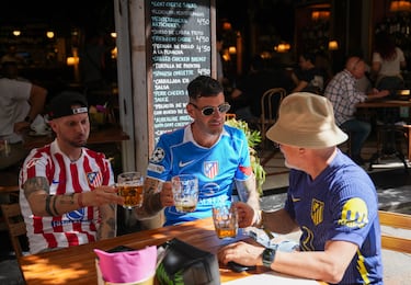 Ambiente futbolero con presencia de aficionados del Atlético de Madrid en distintos puntos de Sevilla.