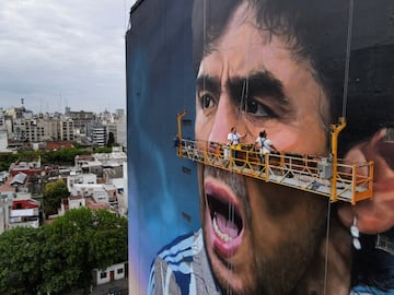 El artista argentino Martín Ron está terminando un gran mural que se ha expuesto en la capital argentina con motivo de lo que sería el 62 cumpleaños de la leyenda el 30 de octubre. 