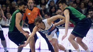 GRA195. BADALONA (BARCELONA), 02/04/2017.- El base del Rio Natura Monbus Obradoiro Fran Cardenas (c) lucha con el escolta del Divina Joventut Albert Ventura (i) y el base macedonio Nenad Dimitrijevic (d) durante el partido de la jornada 28 de la liga ACB Endesa disputado esta ma&ntilde;ana en el Olimpico de Badalona. EFE/Quique Garc&iacute;a