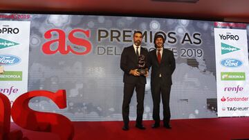 Fernando Sanz, director de Relaciones Institucionales recogió el Premio AS del deporte a LaLiga galardonada por sus 90 años de magia e historia, de manos de Bernabé Mohedano Responsable Corporativo de Medios del Banco Santander