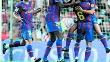 CONTRASTES. Los jugadores del Barcelona celebran el gol de Xavi, el que empataba el partido, ante la desolación de Gabilondo y el resto de rojiblancos.