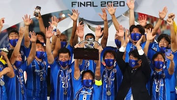 Soccer Football - AFC Champions League Final - Persepolis v Ulsan Hyundai FC - Al Janoub Stadium, Al Wakrah, Qatar - December 19, 2020 Ulsan Hyundai FC&#039;s Sin Jin-Ho lifts the trophy as they celebrate winning the AFC Champions League REUTERS/Ibraheem 