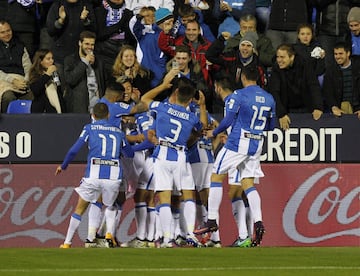 Aquella temporada del estreno en la élite, al Leganés se le dio mucho mejor ganar fuera de casa que en casa. Es más, su primer triunfo de local tuvo que esperar mucho tiempo. Sucedió en la 12ª jornada, el 21 de noviembre de 2016. Osasuna se convirtió en la víctima. Robert Ibáñez con un doblete (2-0) fulminó a los navarros en una noche de agridulce recuerdo pepinero. Esa noche el propio Robert dijo adiós a la temporada por una rotura de ligamentos en su rodilla. Diego Rico y Szymanowski también se lesionaron de gravedad. Alto coste tras una victoria para el recuerdo.