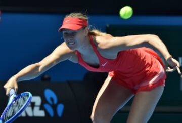 Maria Sharapova venció a su compatriota Ekaterina Makarova para llegar a la final del Abierto de Australia.