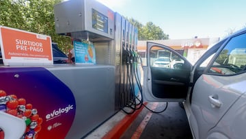 Varios surtidores en una gasolinera, a 6 de septiembre de 2024, en Madrid (España). El precio de los carburantes en España ha encadenado esta semana una nueva bajada y ha marcado un nuevo mínimo anual, en el caso del diésel, mientras que para la gasolina se ha vuelto a situar en mínimos desde principios de febrero, tras el arranque del mes de septiembre y la finalización de la operación retorno de las vacaciones de verano. En el caso concreto del diésel, el precio medio del litro se ha situado en los 1,424 euros. Respecto al precio medio del litro de gasolina, ha descendido en la última semana, en su octava caída consecutiva, un 0,9%, para retroceder hasta los 1,551 euros.
06 SEPTIEMBRE 2024;SURTIDOR;GASOLINERA;DIÉSEL;GASOLINA;
Ricardo Rubio / Europa Press
06/09/2024