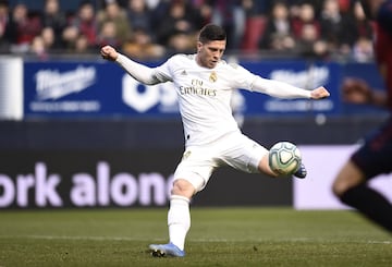 El jugador del Real Madrid, Jovic, marca el definitivo 1-4 al Osasuna. 
