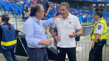 Montanier conversa en el Reale Arena con el presidente de la Real Sociedad, Jokin Aperribay.