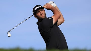 Jon Rahm golpea la bola durante la primera jornada del Farmers Insurance Open en Torrey Pines North en San Diego, California.