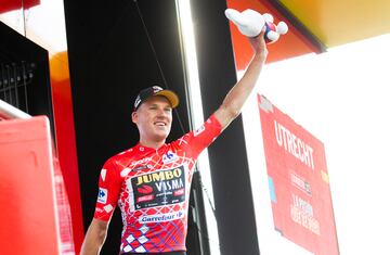 Teunissen en el pódium celebrando el maillot rojo que le acredita como líder de La Vuelta.