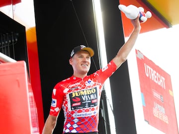 Teunissen en el pódium celebrando el maillot rojo que le acredita como líder de La Vuelta.