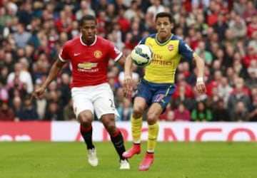 Alexis Sánchez disputa la pelota con Antonio Valencia.