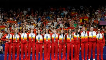 NANTERRE, 10/08/2024.- Las waterpolistas españolas posan con la medalla de oro en el podio de los Juegos Olímpicos de París 2024 este sábado en Nanterre, Francia. EFE/ Lavandeira Jr.