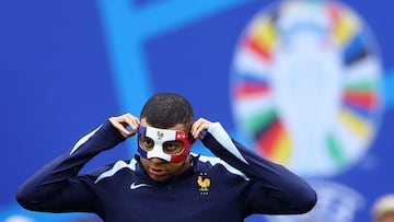 Soccer Football - Euro 2024 - France Training - Leipzig Stadium, Leipzig, Germany - June 20, 2024 France's Kylian Mbappe wears a protective mask during training REUTERS/Lisi Niesner