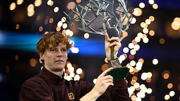 Jannik Sinner, con el trofeo de campeón en París.