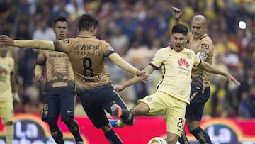 David Cabrera y Oribe Peralta disputan un bal&oacute;n en la ida de las semifinales entre Pumas y Am&eacute;rica del Apertura 2015. 