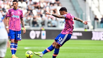 Soccer Football - Serie A - Juventus v Lecce - Allianz Stadium, Turin, Italy - May 3, 2023 Juventus' Leandro Paredes scores their first goal REUTERS/Massimo Pinca