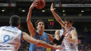 English entra a canasta ante la oposición de Rubio y Doblas.