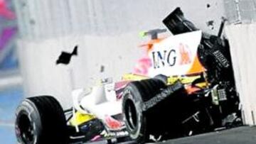 <b>EL CHOQUE DEL BRASILEÑO HIZO SALIR AL SAFETY</b> Nelsinho Piquet se estrelló en la vuelta catorce del GP de Singapur 2008, dos vueltas después del primer repostaje de Fernando Alonso, al perder el control de su R28 y el safety car entró en pista cerrando el pit lane. Cuando se abrieron los boxes, todos los rivales del bicampeón entraron a repostar. Se produjo un enorme caos en los boxes y, por ejemplo, Felipe Massa tiró su carrera por la borda al arrancar la manguera del box de Ferrari. Cuando la carrera recuperó la normalidad, el piloto español, que había salido 15º, ya marchaba primero.