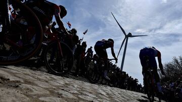 Imagen de un tramo de pavés durante la París-Roubaix 2019.